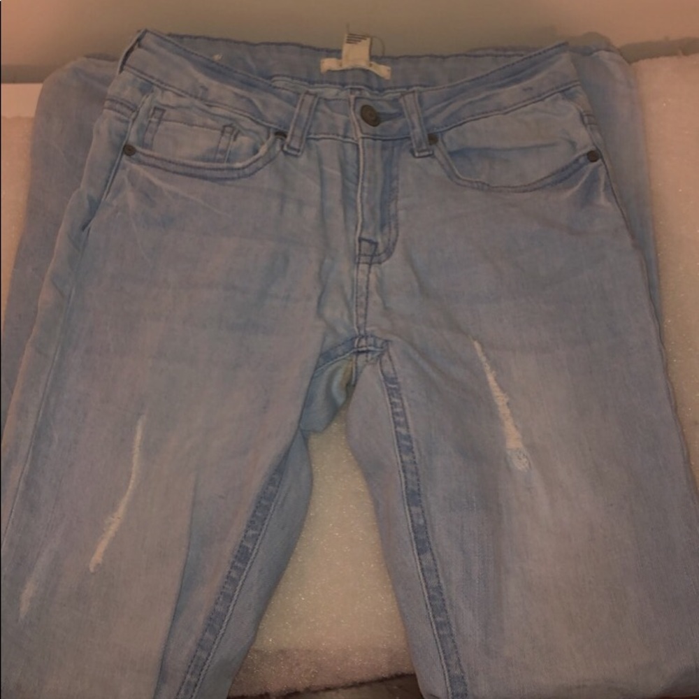 Ripped Forever 21 jeans 💙